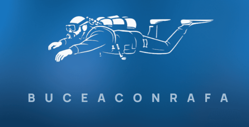Buceadores disfrutando de una inmersión en las aguas cristalinas de Mazarrón con equipo completo de buceo.